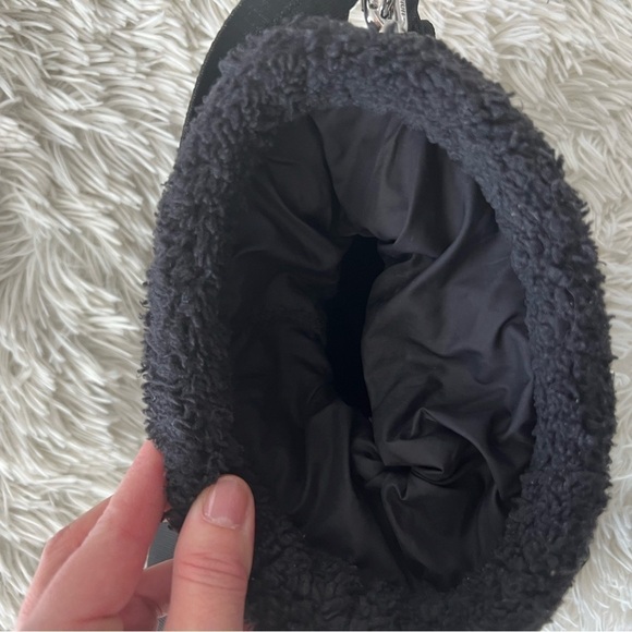 Lululemon Crossbody Fleece Bucket Bag 2.5L - black - Picture 8 of 9